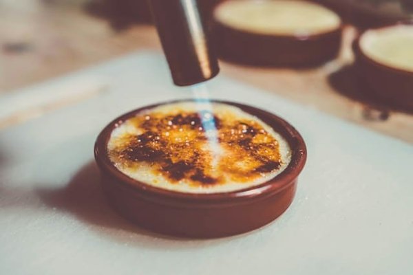 L'histoire délicieusement dorée de la crème brûlée : un régal qui traverse les siècles