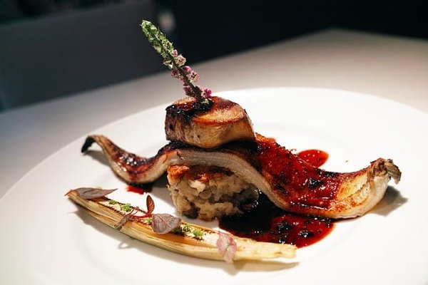 Quels sont les ustensiles de cuisine indispensables dans une auberge équipée d'une plancha basque ?